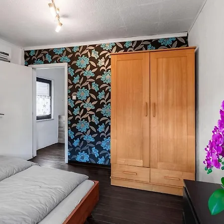 Serene In With A Beautiful Garden Holiday home *